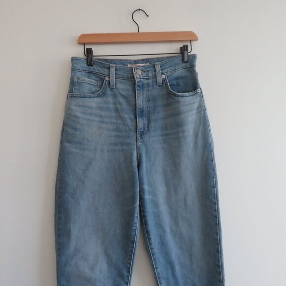 LEVI'S High Waisted Mom Jeans in Now You Know Light Wash Western Casual Size 28 - Picture 4 of 14